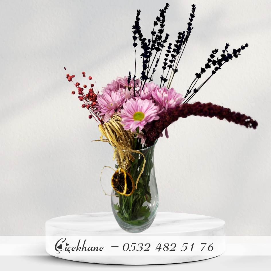 Cam Vazoda Pembe Papatyalar