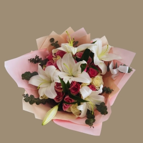 Beyaz Lilyum Beyaz Ve Pembe Güller